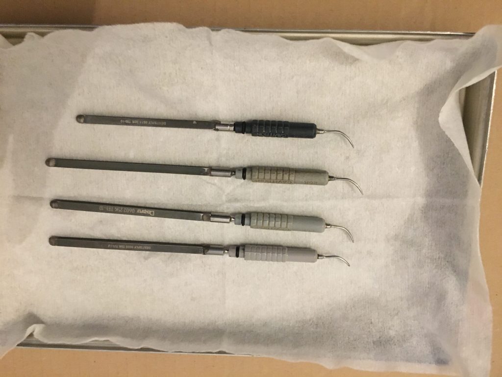 تعدادی قلم و ابزار دستی